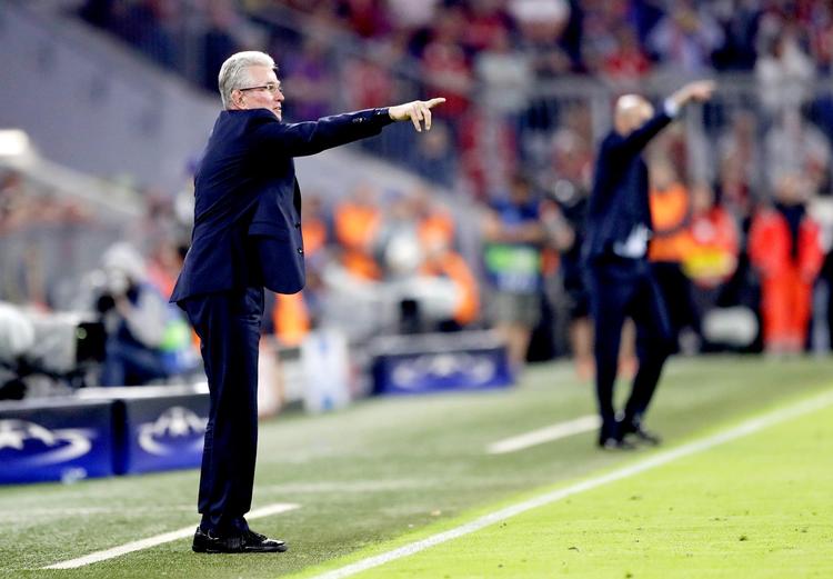  Jupp  Heynckes (tv.) og Zinedine Zidane tørner sammen.  Foto: Matthias Schrader/AP Foto: Matthias Schrader/AP