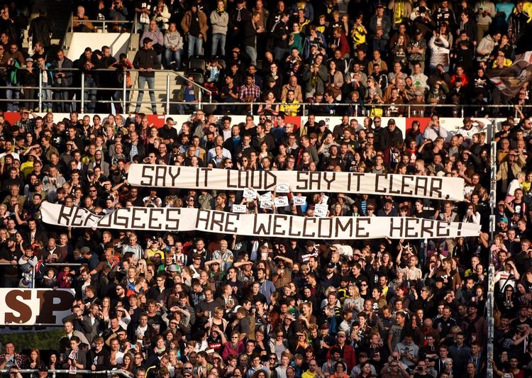 Fodboldfans med politiske budskaber og som bruger stadion som kampplads er langt fra noget nyt i Tyskland. Her er St. Paulived at manifestere et budskab til fordel for de titusinder af flygtninge, der kom til Tyskland i 2015. 