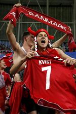  Den skadede danske  midtbanemand William Kvists VM  fortsætter på tribunen som en del af  folkloren.  Finn Frandsen. Finn Frandsen.