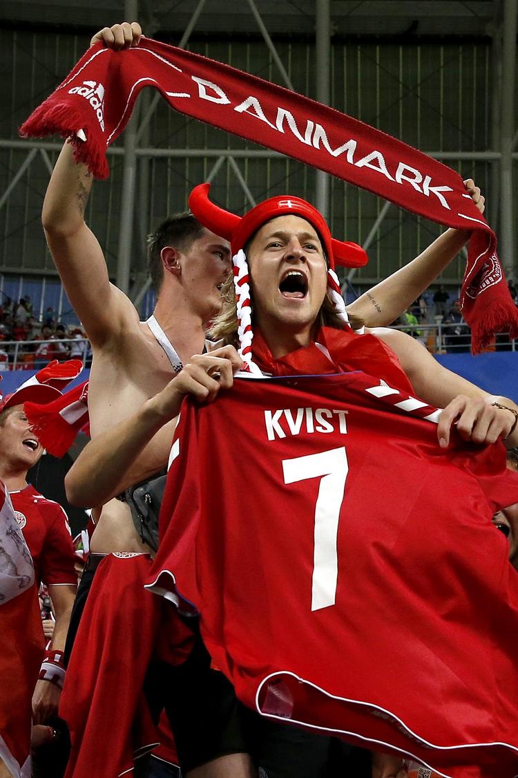  Den skadede danske  midtbanemand William Kvists VM  fortsætter på tribunen som en del af  folkloren.  Finn Frandsen. Finn Frandsen.