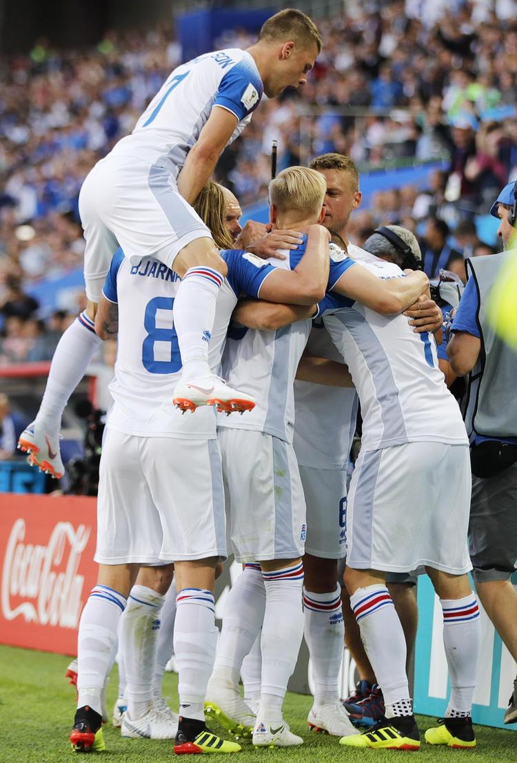   På nyt togt.  Alfred Finnbogasons udligning mod Argentina fik for alvor det islandske fodboldhjerte til at banke igen. Nu sætter kun fantasien grænser for, hvor langt VM-eventyret rækker.  Foto: Ricardo Mazalan/AP Ricardo Mazalan/AP