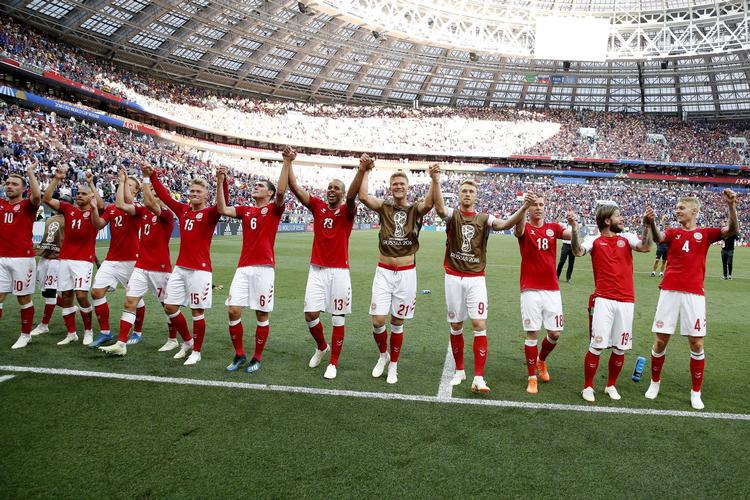 De danske spillere jublede  gentagne gange med de danske fans  i Moskva, der tiljublede landsholdet  efter 0-0 mod Frankrig og en plads i  ottendedelsfinalerne ved VM.  Foto: Finn Frandsen Foto: Finn Frandsen