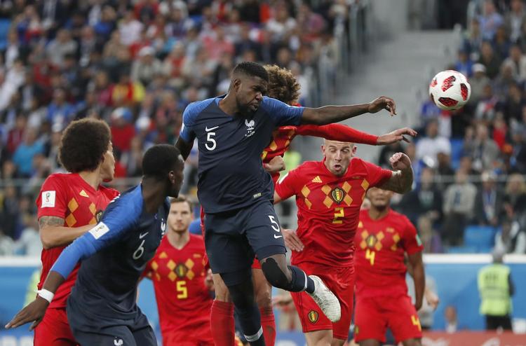  Samuel Umtiti kommer til bolden akkurat før Marouane Fellaini og header den franske føring ind.   Natacha  Pisarenko / AP/AP