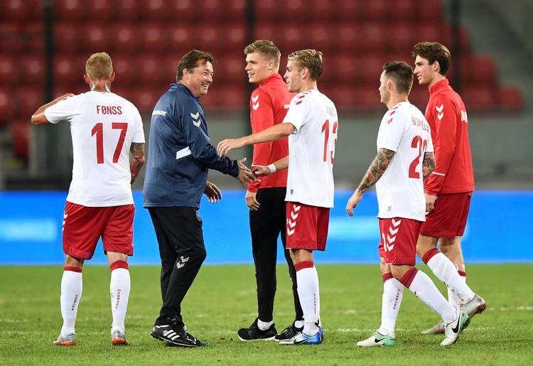  På søndag i Aarhus er det igen den sædvanlige landstrænerassistent, Jon Dahl Tomasson, der siger tak til spillerne for indsatsen. I onsdags var det vikaren Hasse Kuhn, der havde det job med nødlandsholdet i Trnava.    Radovan Stoklasa/Ritzau Scanpix./Ritzau Scanpix