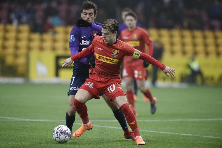 Der var flere talentspejdere til stede i Farum i går - blandt andet fra Ajax Amsterdam, der angiveligt skulle holde øje med FC Nordsjællands anfører, Mathias Jensen. Han gjorde det fint, men det var den anden anfører, Jakob Poulsen fra FC Midtjylland, der scorede i topdysten, som sluttede 1-1. Mads Claus Rasmussen // Ritzau Scanpix