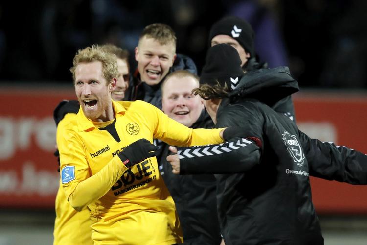 Det ene øjeblik var kampen mod Lyngby for spændende at se på – det næste overfaldt Horsens-træner Bo Henriksen sine spillere i glæde over en plads i top-6. 