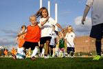 U6- og U7-piger fra B.93 i aktion på klubbens træningsanlæg på Østerbro i København. 
