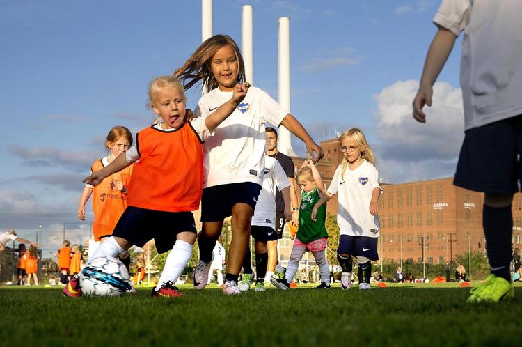 U6- og U7-piger fra B.93 i aktion på klubbens træningsanlæg på Østerbro i København. 
