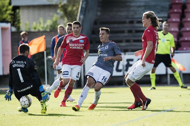 Mens Mikkel Cramer (i rødt) tidligt fik chancen i Superligaen, kan australske Chris Ikonomidis fra AGF måske være med til at holde danske talenter på bænken. 