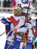 Efter selv at have vundet sølv på g¨årsdagens jagtstart ved VM i skiskydning ønskede Johannes Bø sin kollega Ole Einar Bjørndalen tillykke med bronzen. 