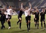 Spillerne fra AaB med anfører Thomas Augustinussen (nr. 9 ) i spidsen kunne dårligt forstå det, da de i 2009 slog Deportivo La Coruña. 