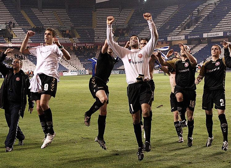 Spillerne fra AaB med anfører Thomas Augustinussen (nr. 9 ) i spidsen kunne dårligt forstå det, da de i 2009 slog Deportivo La Coruña. 