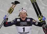 Lige fra starten af finalen i sprint løb Maiken Caspersen Falla fra konkurrenterne på sine nidkært smurte ski. 