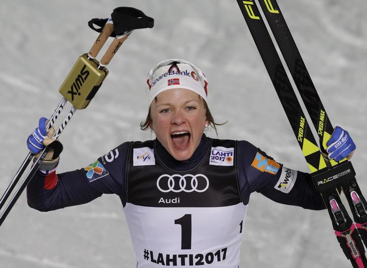 Lige fra starten af finalen i sprint løb Maiken Caspersen Falla fra konkurrenterne på sine nidkært smurte ski. 