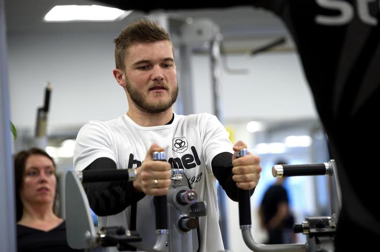 Niels Lodberg var en fighter og leder, da han var superliga-spiller og god til at bruge fysikken i duellerne. Nu går han trænervejen og afløser den karantæneramte chef i dag. 
