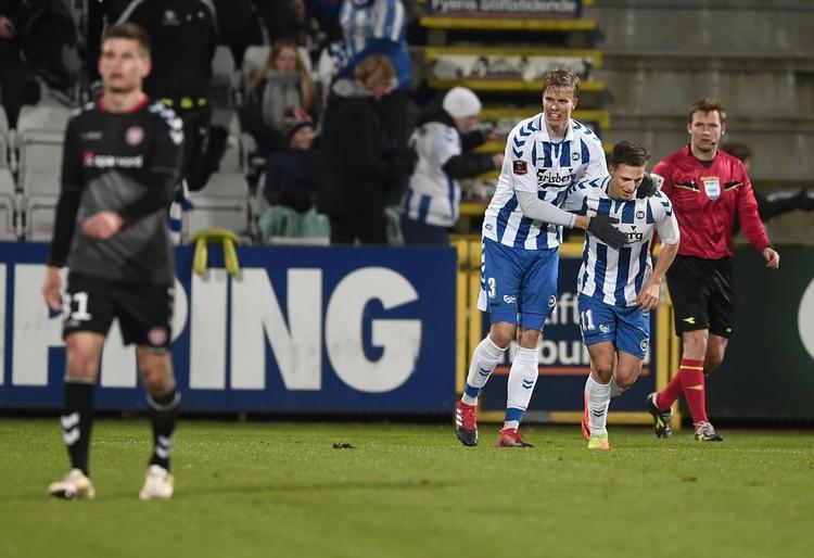 De fynske fans hyldede spillerne Casper Nielsen og Frederik Tingager (th.), der jublede på banen efter den store sejr over AaB. 