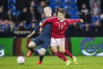 FC Midtjyllands Mikkel Duelund – der her er i duel med Englands U21-anfører, Will Hughes – er bare 19 år, men har imponeret så meget på det danske U21-landshold, at han har gode chancer for at komme med til EM i Polen. Foto: Anders Kjærbye/dbufoto.dk 