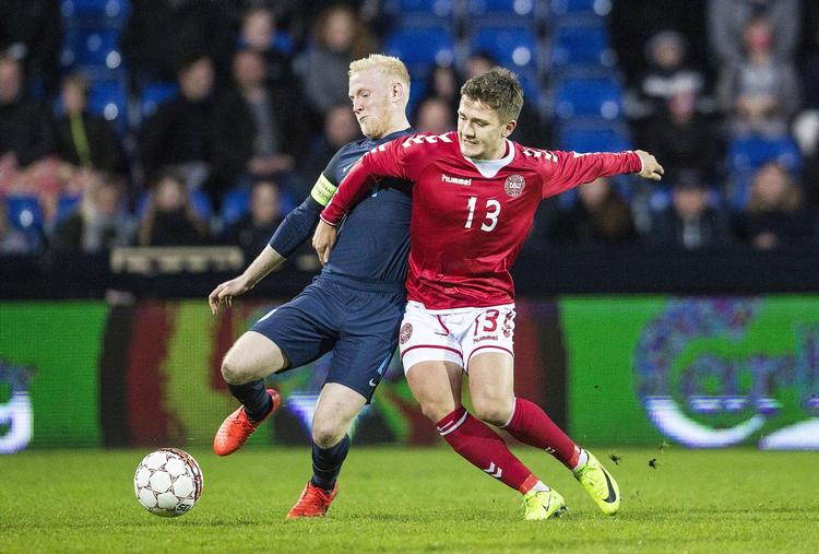FC Midtjyllands Mikkel Duelund – der her er i duel med Englands U21-anfører, Will Hughes – er bare 19 år, men har imponeret så meget på det danske U21-landshold, at han har gode chancer for at komme med til EM i Polen. Foto: Anders Kjærbye/dbufoto.dk 