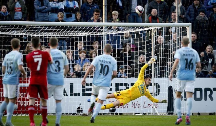 Andreas Cornelius brændte et straffespark før pausen. 