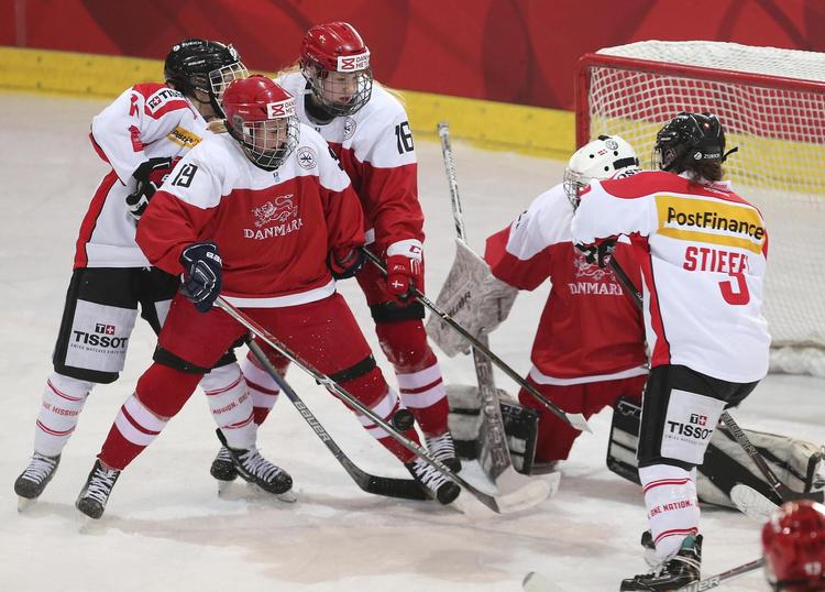 Det danske ishockeylandshold for kvinder kiksede OL-kvalifikationen i februar. Nu skal holdet kæmpe for oprejsning ved IA-VM i Østrig. 