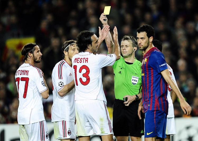 Björn Kuipers dømmer Champions League-kampen mellem Barcelona og Juventus. Han har tidligere været kritiseret for at favorisere katalanerne. Som i 2012, hvor han tildelte dem et straffespark mod AC Milan (billedet). 