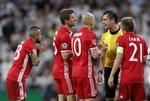 Gang på gang brokkede Bayern-spillerne sig til dommeren under Champions League-dysten mod Real Madrid. 