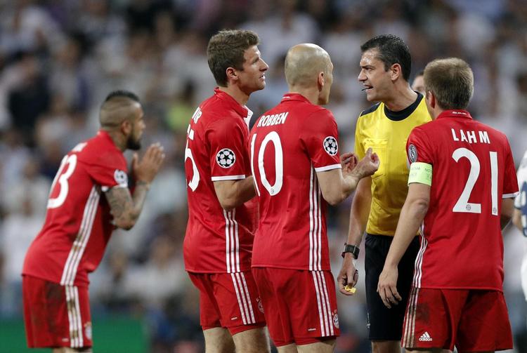Gang på gang brokkede Bayern-spillerne sig til dommeren under Champions League-dysten mod Real Madrid. 