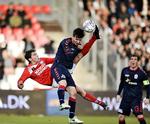 Robert Skov laver farligt spil mod AGF's Elmar Bjarnason. Det førte til det første straffespark, som Morten ’Duncan’ Rasmussen (th.) scorede på. 