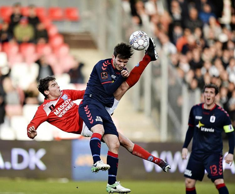 Robert Skov laver farligt spil mod AGF's Elmar Bjarnason. Det førte til det første straffespark, som Morten ’Duncan’ Rasmussen (th.) scorede på. 