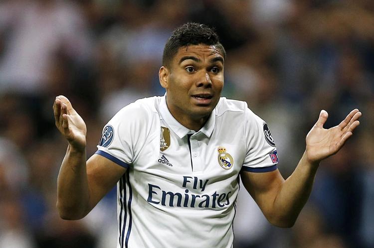 Real Madrids defensive skraldemand Casemiro er god til at anlægge en uskyldig mine, når han – ofte ret brutalt – begår frispark for at stoppe modstanderne. 