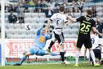 Björn Daniel Sverrisson scorede kampens enlige mål, da AGF i går slog Viborg og keeper Walter Viitala. 