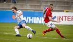 Færingen Jóan Simon Edmundsson (tv) var nær ved at få scoret for OB i første halvleg, men manglede held og træfsikkerhed foranSilkeborg-målet. 