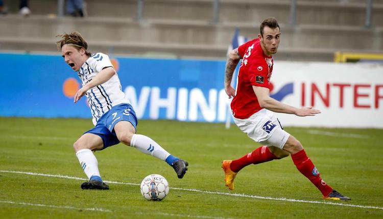Færingen Jóan Simon Edmundsson (tv) var nær ved at få scoret for OB i første halvleg, men manglede held og træfsikkerhed foranSilkeborg-målet. 