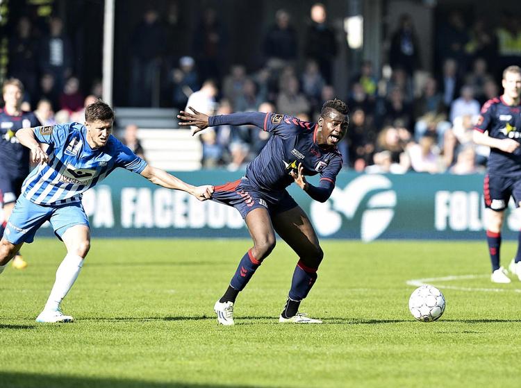 Græske Giorgos Katsikas fra Esbjerg var lige ved at hive bukserne af AGF’s Mustapha Bundu, der havde et par gode chancer i gårsdagens kamp, men brændte dem alle. 