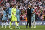 Manchester City-manager Pep Guardiola trøster Nicolas Otamendi, men måske er det snart slut for både den argentinske forsvarer og Navas, Touré samt Delph. 