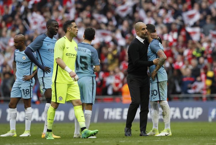Manchester City-manager Pep Guardiola trøster Nicolas Otamendi, men måske er det snart slut for både den argentinske forsvarer og Navas, Touré samt Delph. 