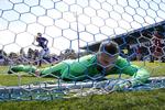 Mens FCK-målmand Stephan Andersen bider i græsset, fejrer Lyngby-spillerne, at det i fjerde forsøg i sæsonen lykkedes at slå de suveræne mestre. 