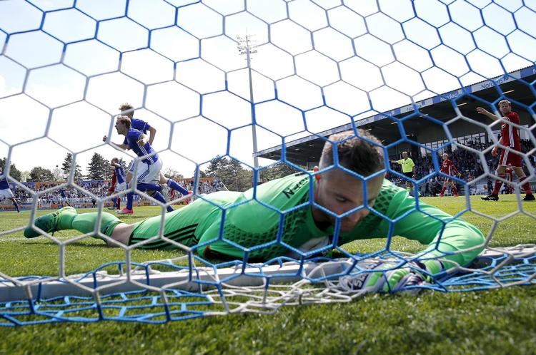 Mens FCK-målmand Stephan Andersen bider i græsset, fejrer Lyngby-spillerne, at det i fjerde forsøg i sæsonen lykkedes at slå de suveræne mestre. 