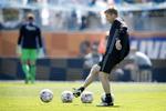 Anders Storskov viser fin sparketeknik. Han var som ung en talentfuld spiller. Nu sørger han som fysisk træner for, at FCK-spillerne er i form og altid friske, når de skal i kamp. 