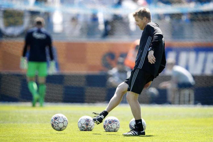 Anders Storskov viser fin sparketeknik. Han var som ung en talentfuld spiller. Nu sørger han som fysisk træner for, at FCK-spillerne er i form og altid friske, når de skal i kamp. 