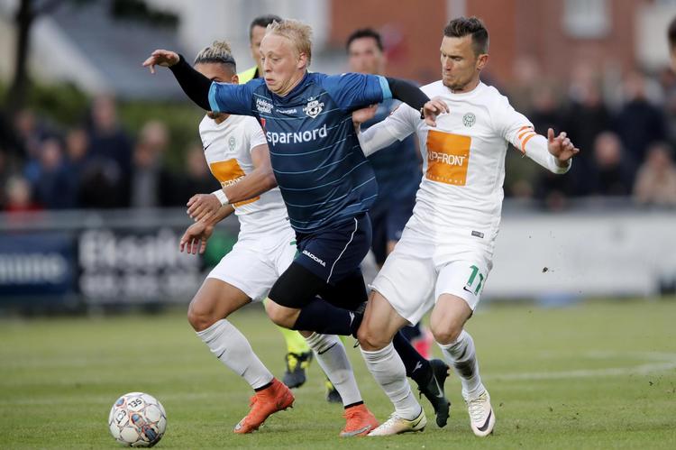 Helsingør-spilleren Mads Aaquist kommer ind mellem to Viborg-spillere og tager bolden med mod mål. 