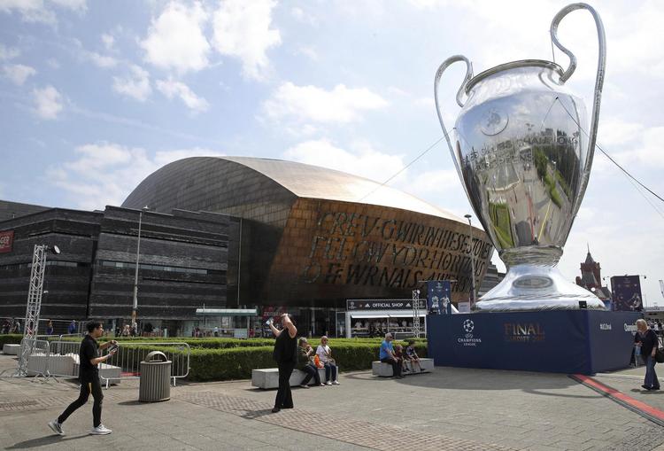 Mens mange udenlandske fans og medier finder Cardiff for lille til at huse en Champions League-finale, er de lokale lykkelige for at byde fodboldens verdensstjerner velkommen til byen. 