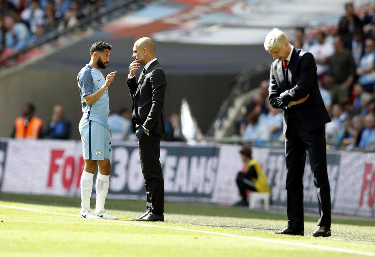 Både Manchester Citys manager, Pep Guardiola (i midten), og Arsenals, Arséne Wenger (th.), har rigeligt med penge at bruge i det forestående transfermarked. Og det bliver sikkert også nødvendigt at spendere dem, hvis de to managers skal smage ny succes efter en skuffende sæson. 