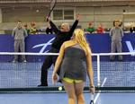 Den hviderussiske præsident, Aleksandr Lukasjenko, er flere gange blevet kritiseret for at bruge sport som propaganda for sit eget regime. Som her i en showkamp mod Caroline Wozniacki i 2010 i Minsk. Den slags sammenblanding af politisk magt og idræt er udbredt, viser ny undersøgelse. 