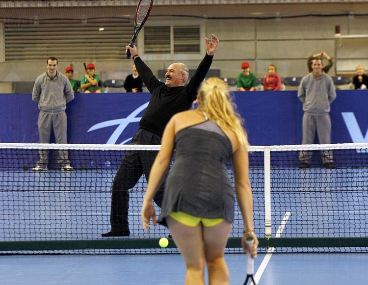 Den hviderussiske præsident, Aleksandr Lukasjenko, er flere gange blevet kritiseret for at bruge sport som propaganda for sit eget regime. Som her i en showkamp mod Caroline Wozniacki i 2010 i Minsk. Den slags sammenblanding af politisk magt og idræt er udbredt, viser ny undersøgelse. 