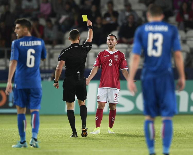 Efter nederlaget mod Italien har Frederik Holst og U21-landsholdet kun æren på spil mod Tjekkiet i aften. 