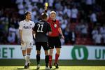 Dommer Jørgen Daugbjerg Burchardt gør AaB’s Kasper Risgård det klart, at nu skalhan spille på og spille efter reglerne. FCK-anfører William Kvist er helt enig med dommeren. 