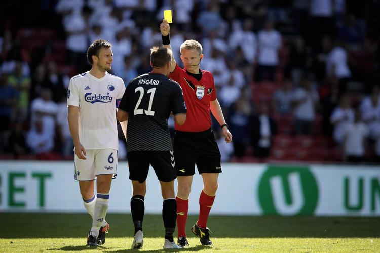 Dommer Jørgen Daugbjerg Burchardt gør AaB’s Kasper Risgård det klart, at nu skalhan spille på og spille efter reglerne. FCK-anfører William Kvist er helt enig med dommeren. 