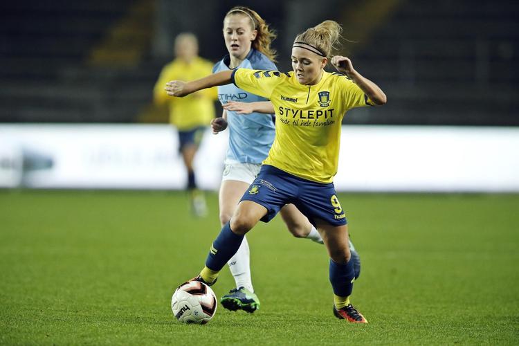 Nanna Christiansen fra Brøndby i kamp i Champions League mod Manchester City, der aflønner deres spillere. Englænderne har 10 aktører med ved EM i Holland. 