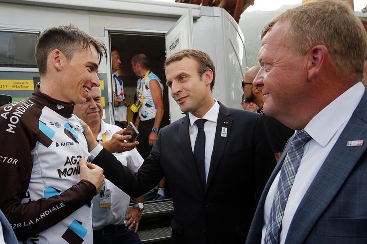 Det franske håb Romain Bardet (tv.) fik gode råd af den franske præsident, Emmanuel Macron, og den danske statsminister, Lars Løkke Rasmussen, da Tour de France nåede de helt høje bjerge. Måske Bardet og Løkke Rasmussen ses igen i 2019, 2020 eller 2021, såfremt Danmark til den tid skal afvikle starten. 